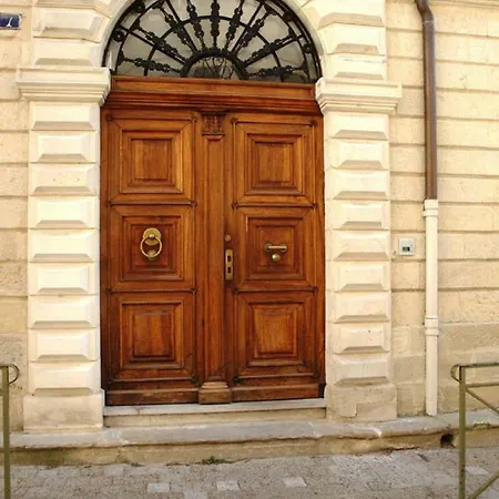 Dans De Flaux Apartment